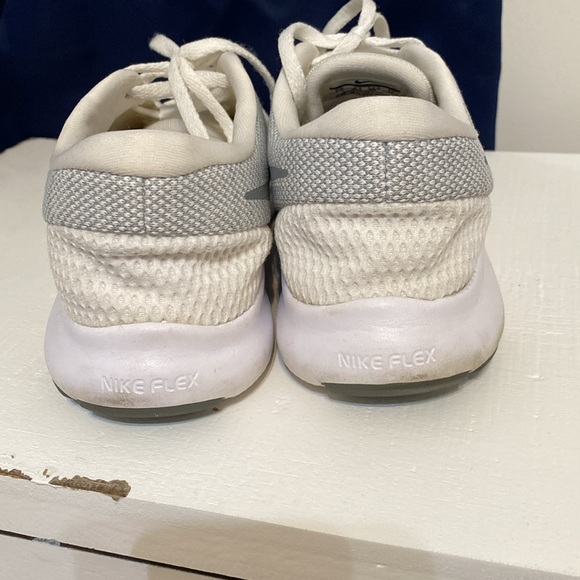 Nike  Flex shoes size 9 white on white and silver good condition women’s - Picture 3 of 8